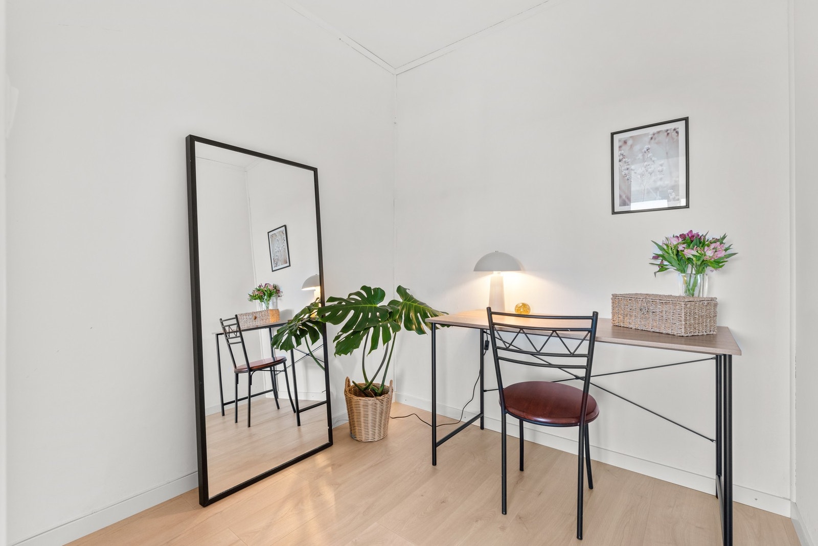 Den innvendige boden har flere bruksområder og er i dag innredet som kontor. Galleribilde