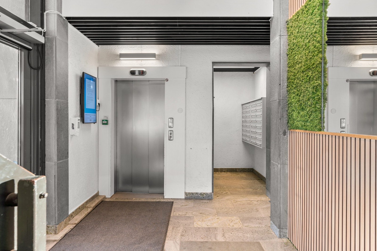 Leiligheten ligger i femte etasje, og har adkomst via felles oppgang med heis og trapper. Galleribilde