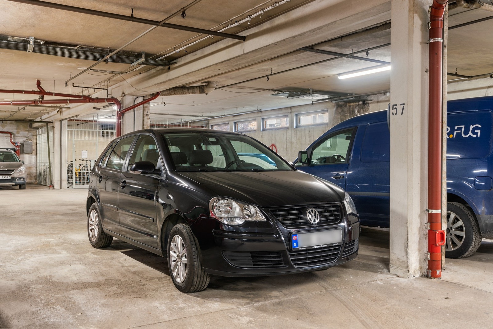 Leiligheten disponerer en parkeringsplass i felles garasjeanlegg. Det er mulighet for innstallering av elbil-lader. Galleribilde