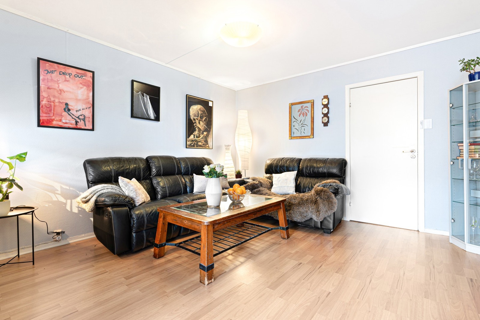 Stuen er på 15 kvadratmeter og er malt i lyse fine farger. Galleribilde