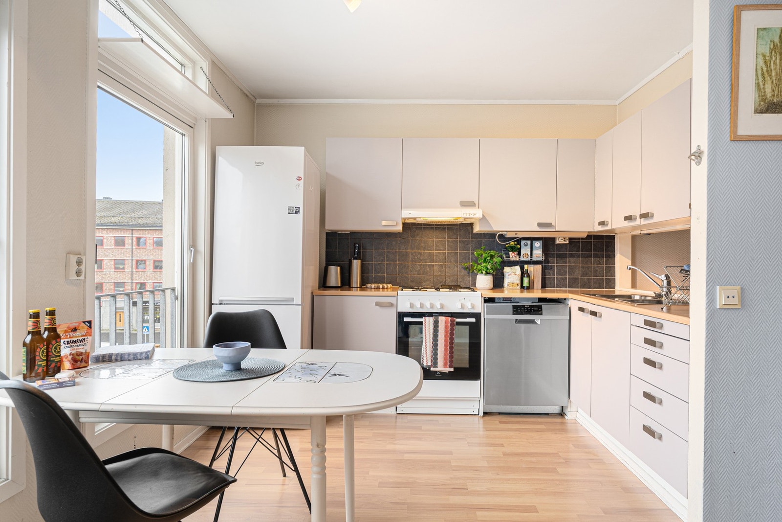 Spisegruppen finner sin naturlige plassering ved kjøkkenet. Galleribilde