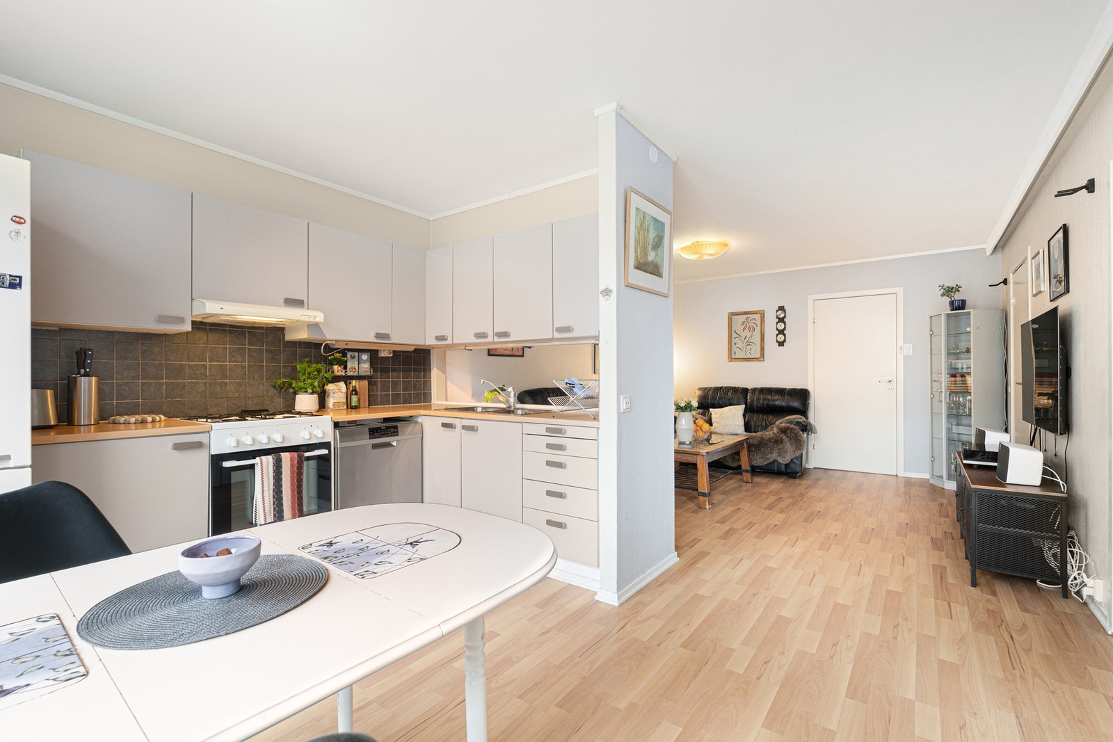 Stort oppholdsrom som har god plass til både sofagruppe og spisebord. Galleribilde