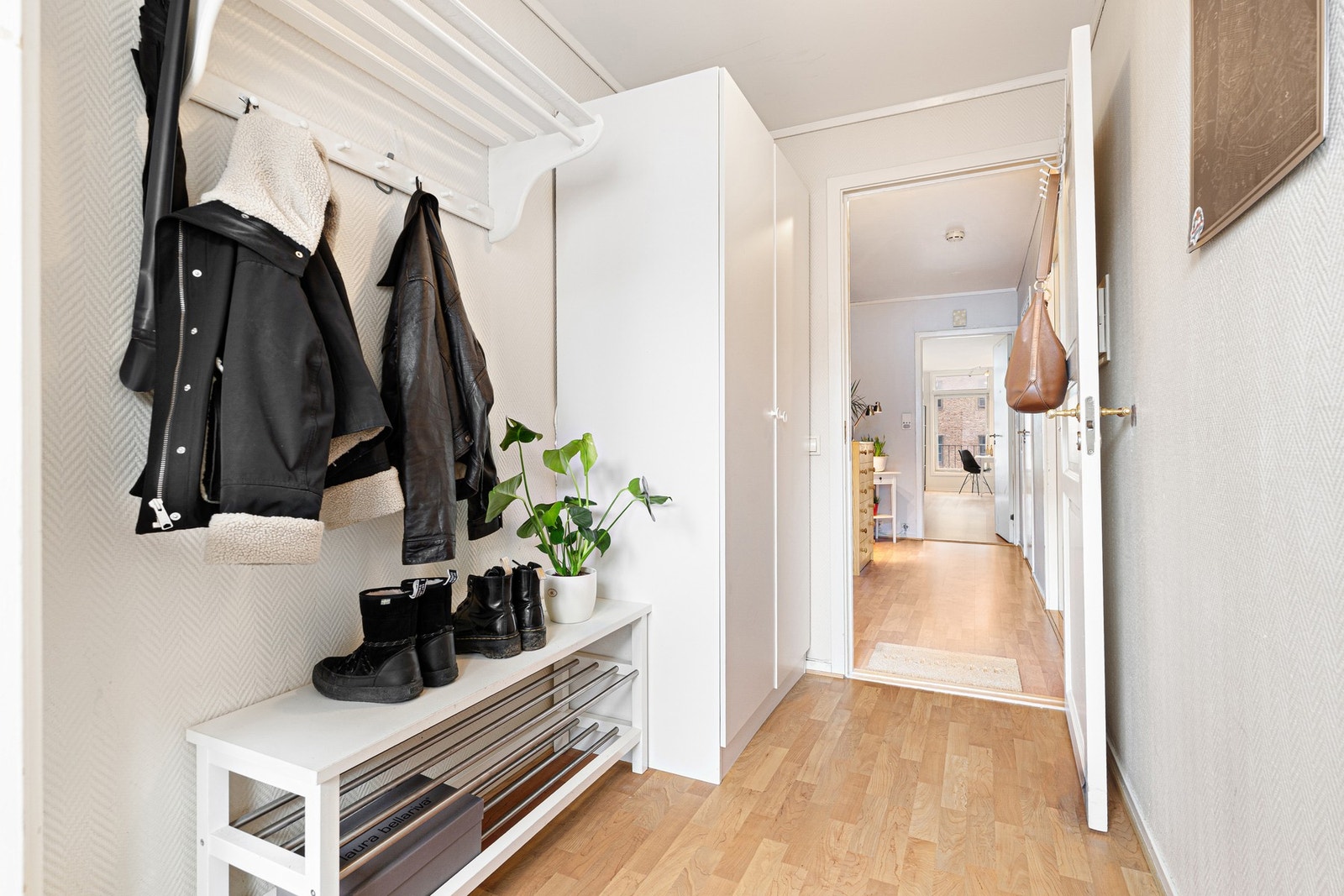Praktisk entré på 4 kvadratmeter, god plass til oppbevaring av sko og yttertøy. Galleribilde