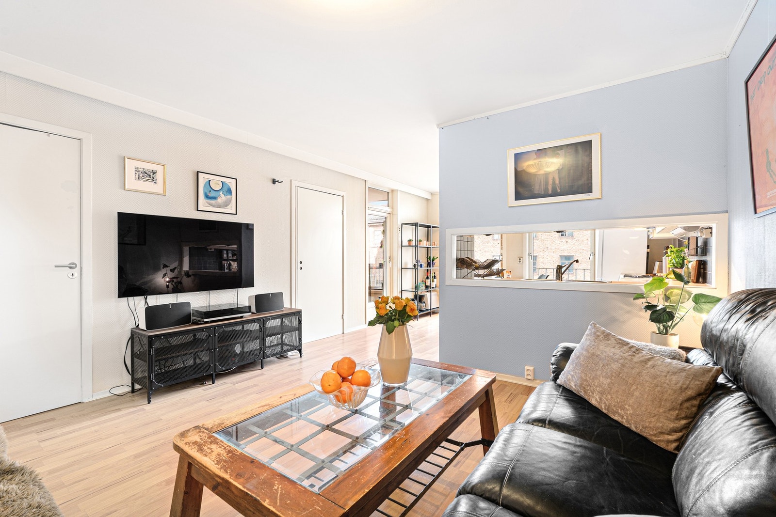 Leiligheten byr på store oppholdsrom som er enkle å innrede, to store soverom, samt en flott balkong. Galleribilde