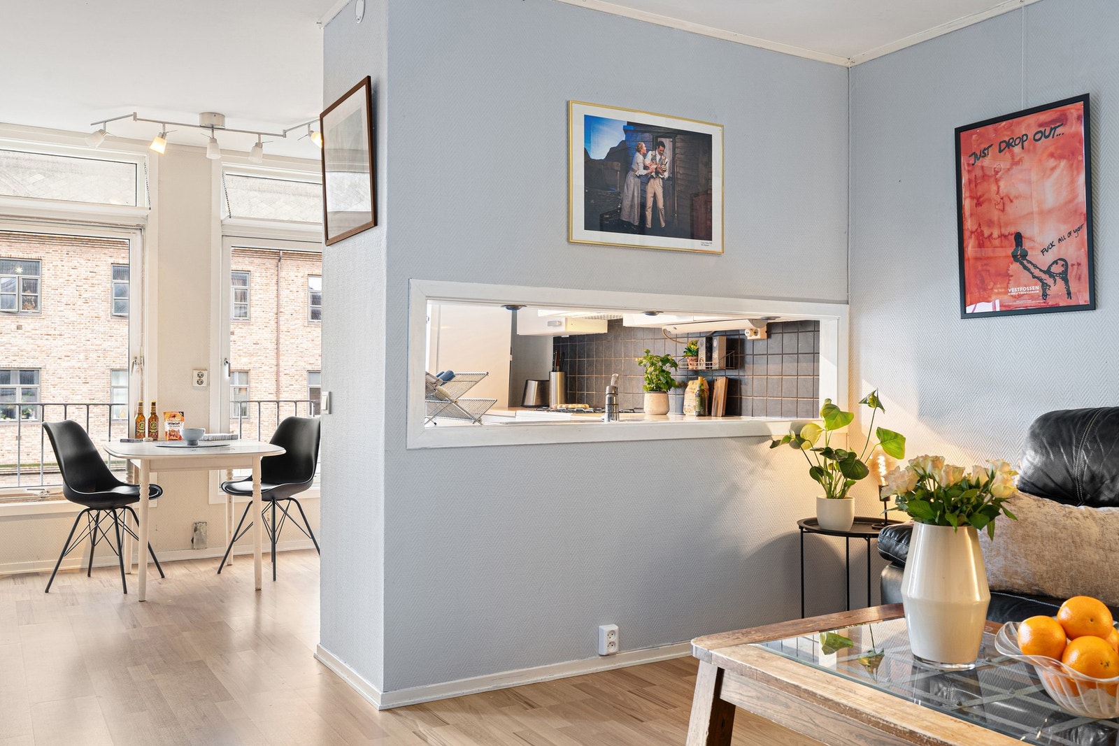 Naturlig skille mellom stue og kjøkken som gir flere soner i boligen. Galleribilde