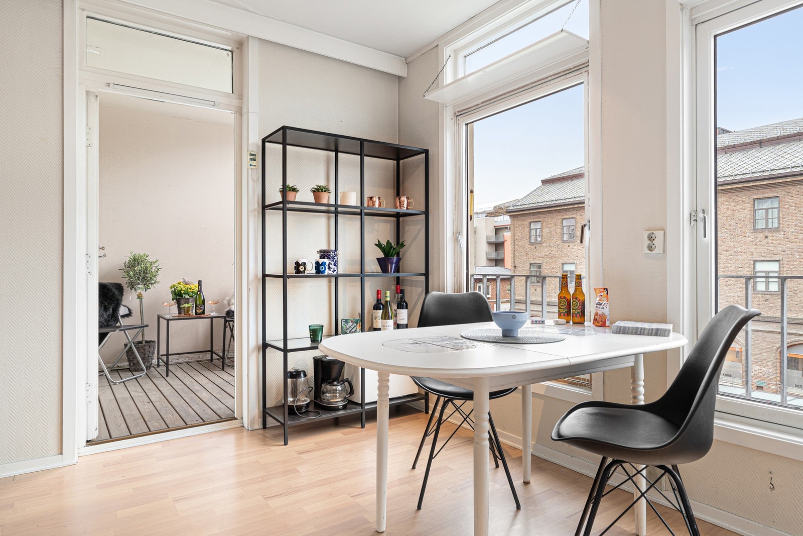 Store vindusflater gir rikelig med naturlig lys inn på kjøkkenet. Galleribilde