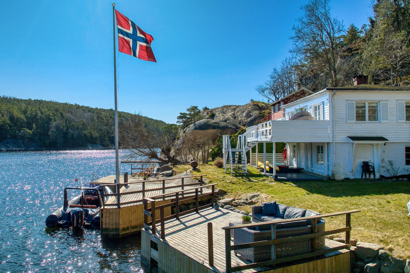 Rødsbråtan 22 - beliggende på ei helle direkte ut i Elingaardkilen. Galleribilde