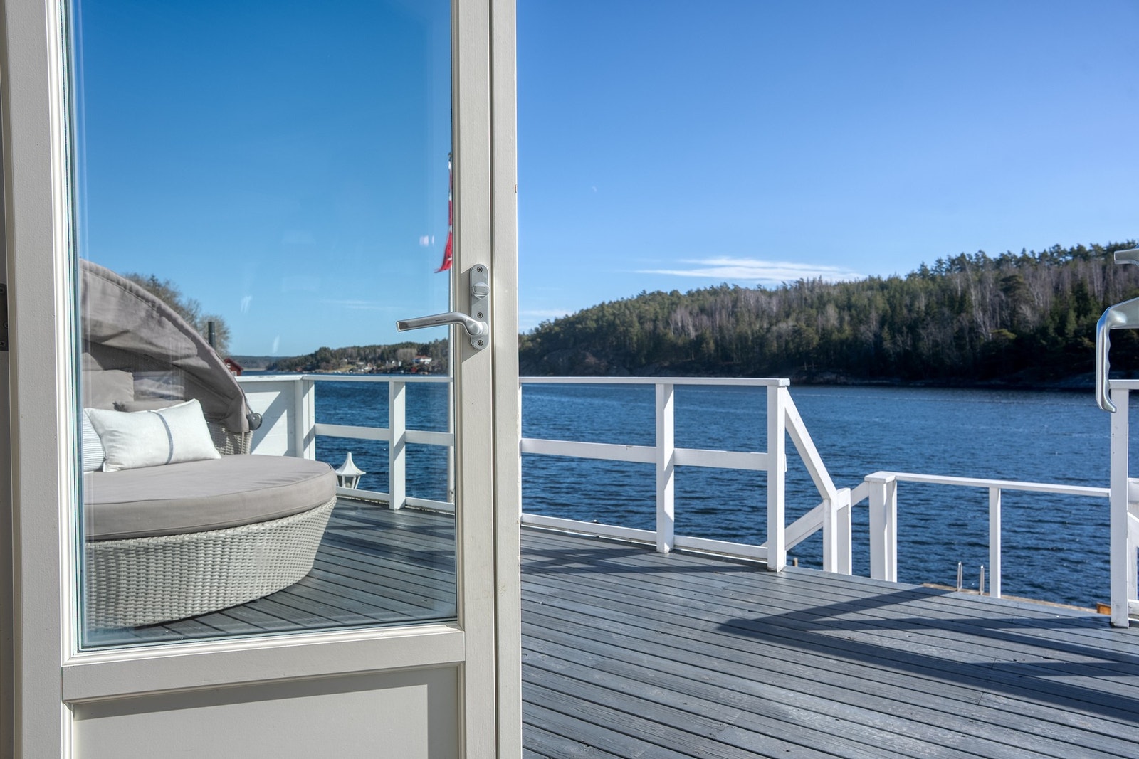Veranda fra stuen og rett ut i sjøen. Galleribilde