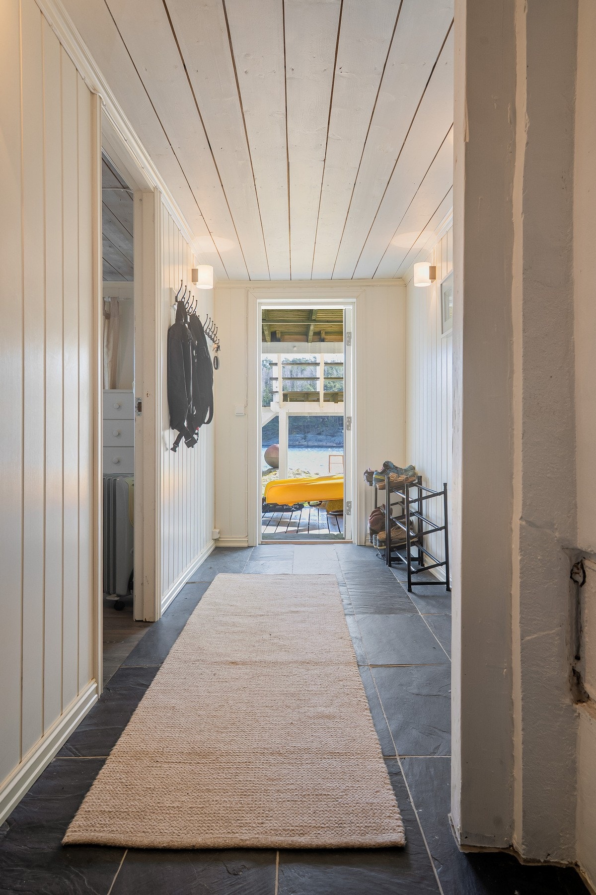 Underetasjen har adkomst fra inngang mot sjøen, under verandaen. Galleribilde