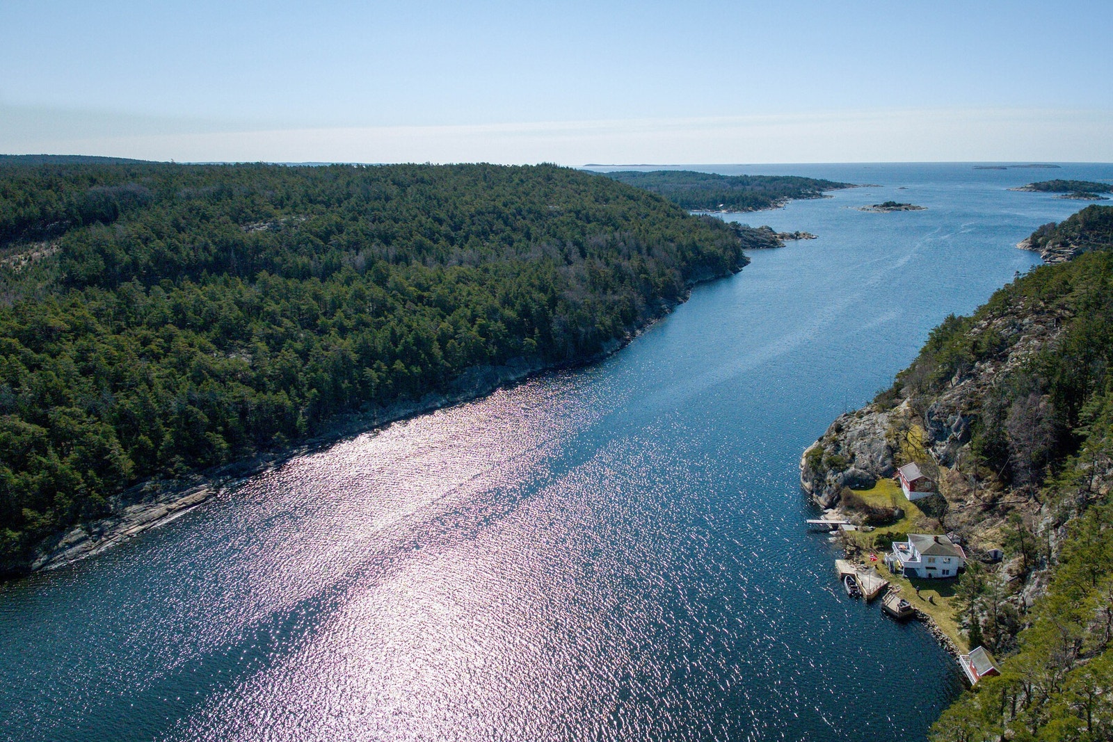 Eiendommen ligger på nordsiden av Elingårdkilen som leder ut til Hankøsundet. Galleribilde
