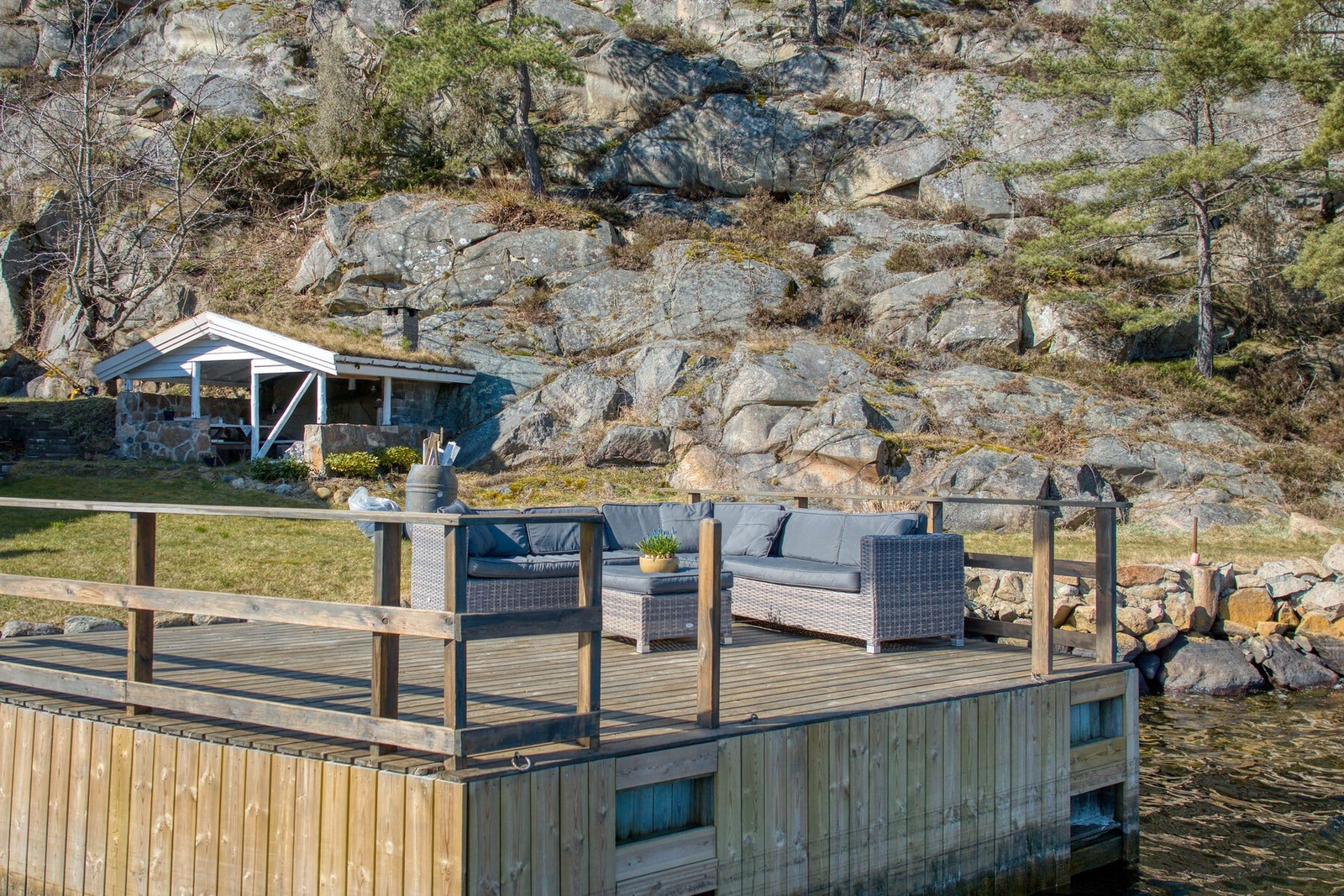 Del av bryggen - en fin terrasse. Galleribilde