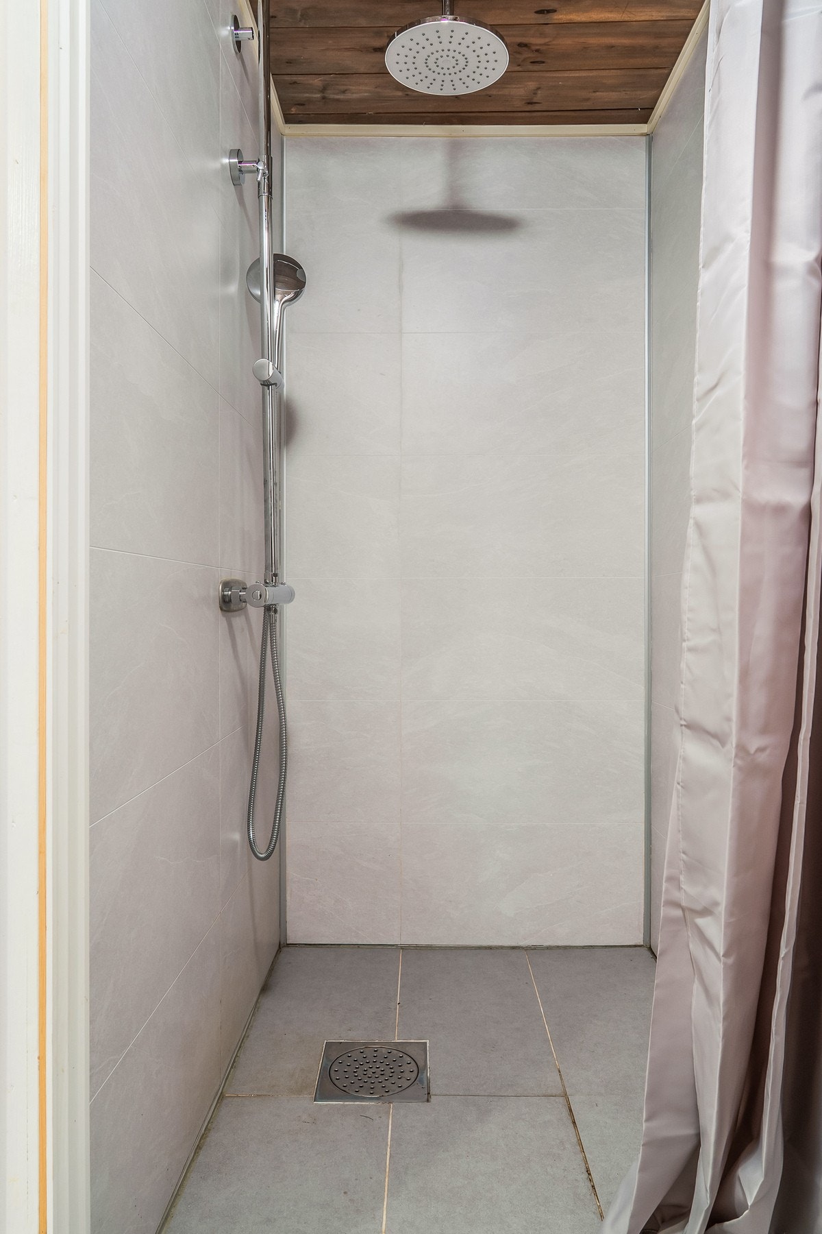 Bad i underetasje med dusj og opplegg for vaskemaskin. Galleribilde