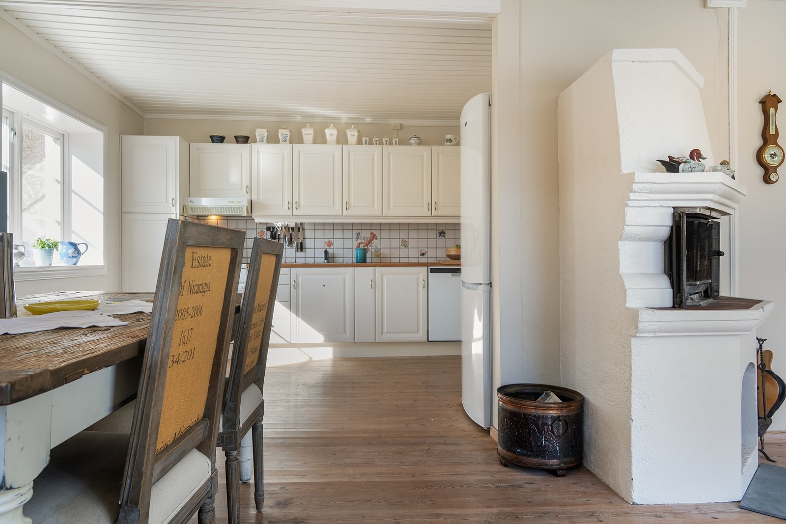 Fra spisestuen til kjøkkenet. Galleribilde