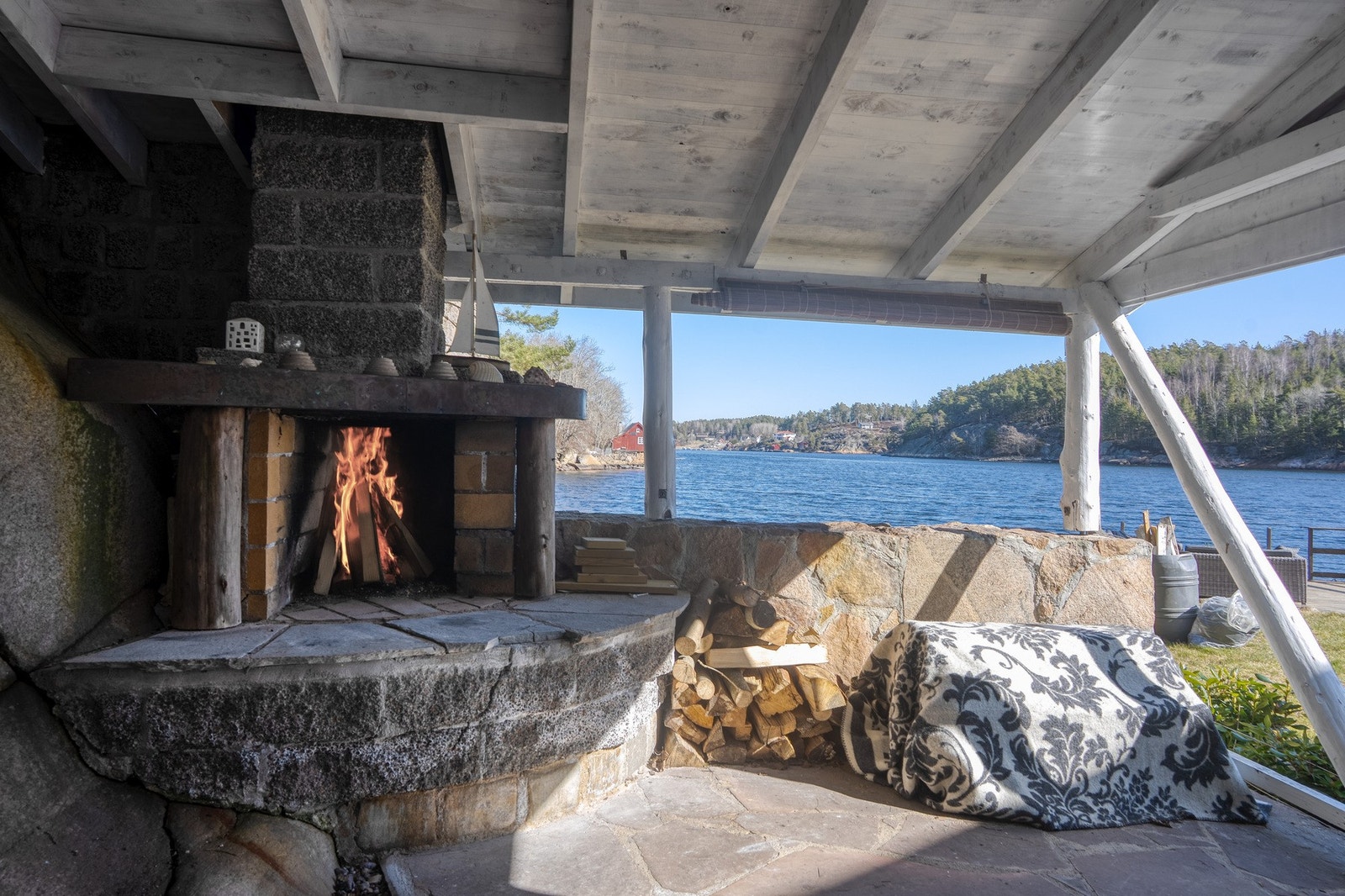 Grillhytta er stemningsfull og lun når mørket faller. Galleribilde