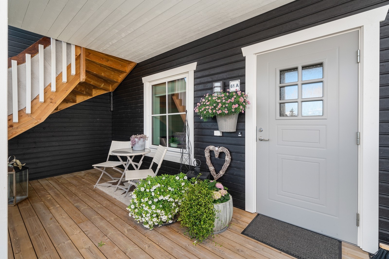 Overbygd inngangsparti på 11 kvm. som er østvendt. Utestikkontakt. Galleribilde