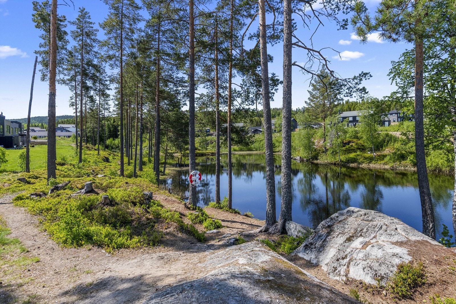 Kort gåtur til Ramstaddammen og skogen like i nærheten med gode tur- og rekreasjonsmuliheter. Galleribilde