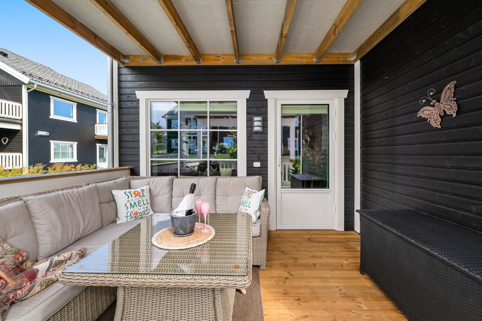 Overbygd terrasse på 14 kvm. som er vestvendt, perfekt for late sommerdager. Galleribilde