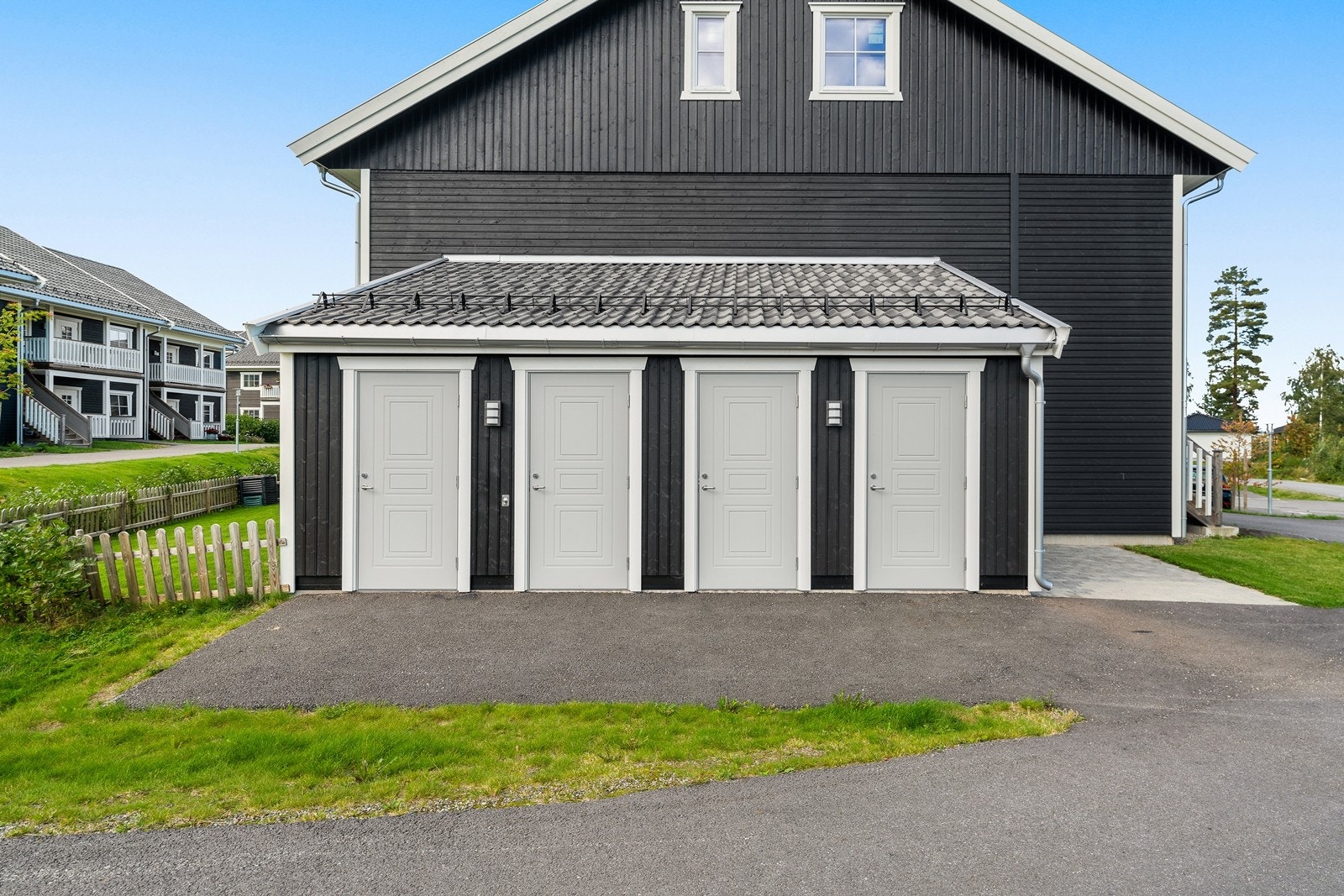 Utebod på ca. 5 kvm. med god takhøyde og plassbygde hyller. Galleribilde