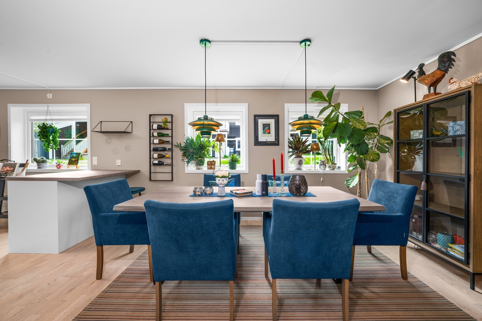 God plass mellom kjøkken og stue til stort bord og mange gjester! Galleribilde