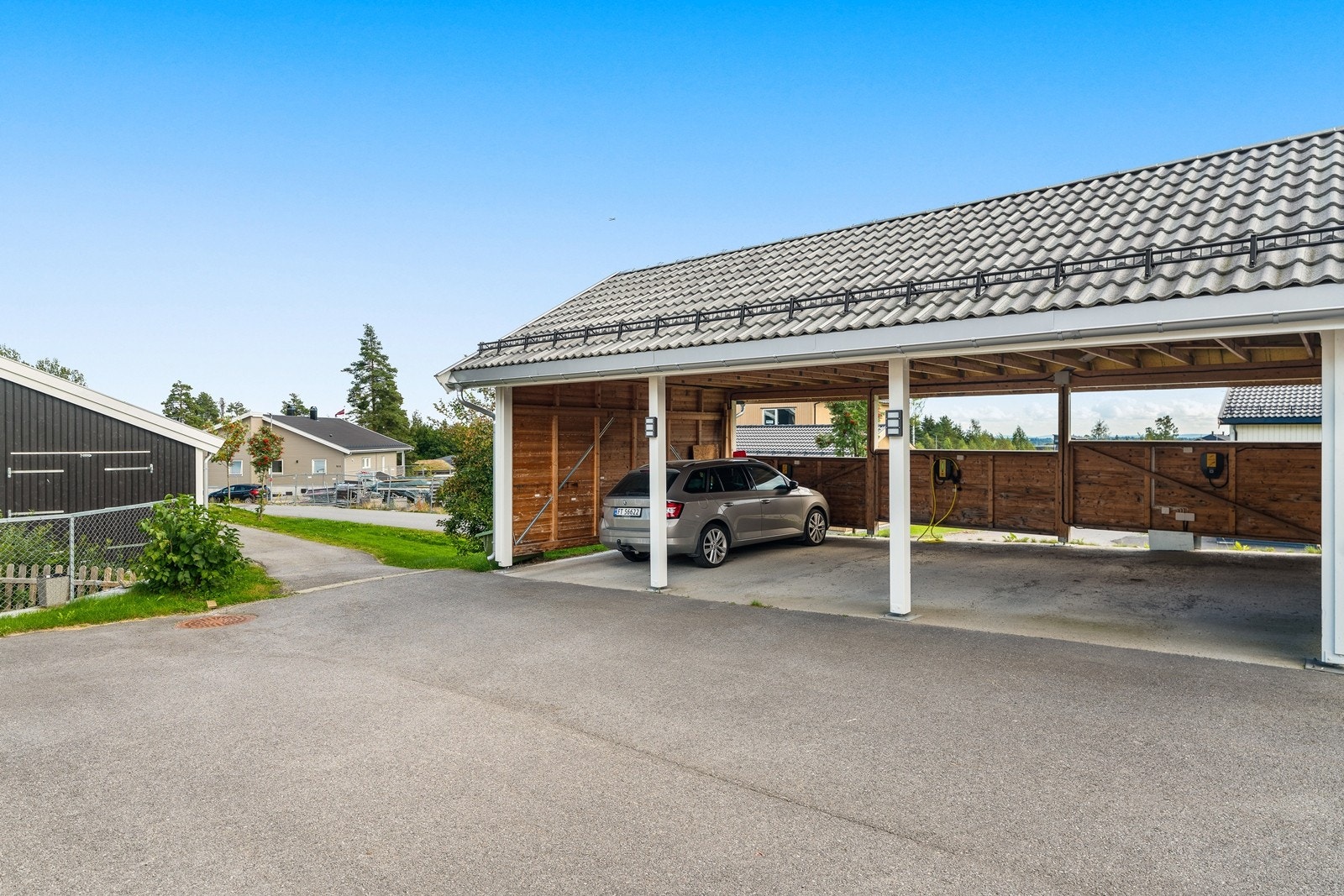 Parkering i carport. Galleribilde