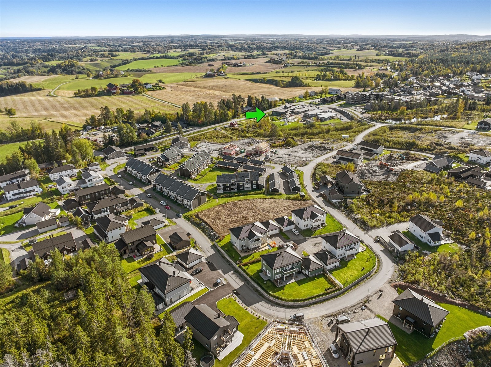 Grønn pil markerer barnehagen. Videre er det gangveg til barneskolen. Galleribilde