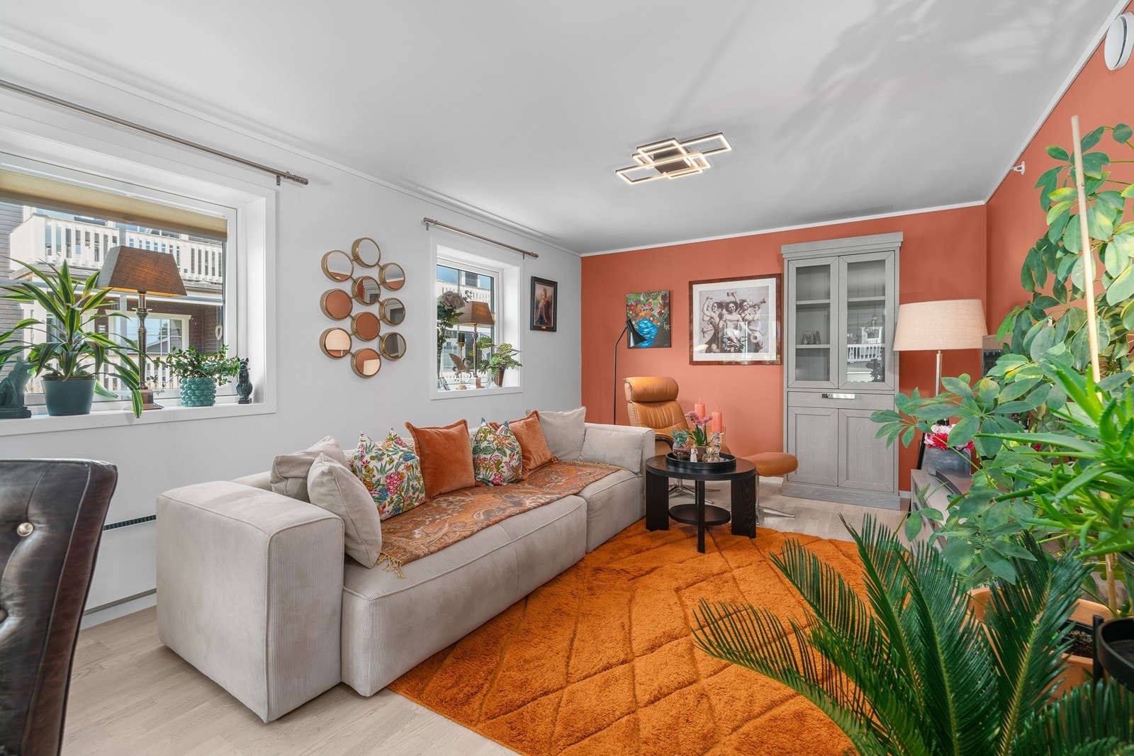 Endeleilighet gir fordelen med ekstra vinduer på kortenden og mye naturlig lys. Galleribilde