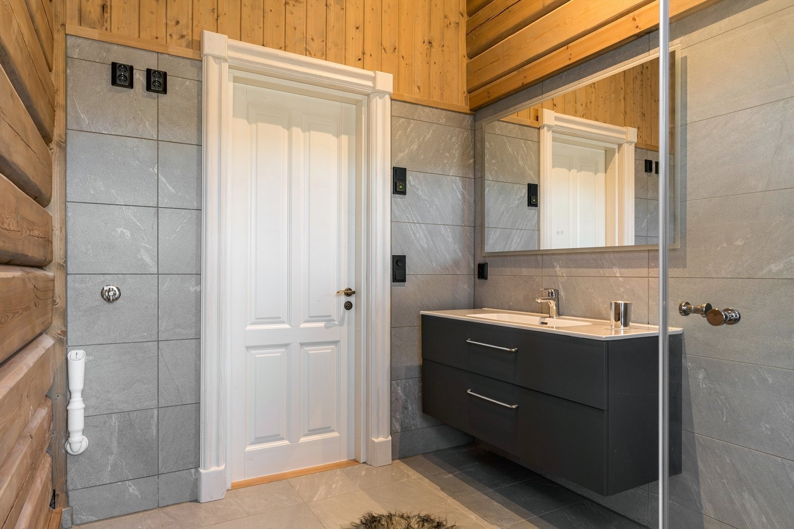 Bad nr. 2 med servantskap med skuffer, dusjhjørne, toalett og opplegg for vaskemaskin. Galleribilde