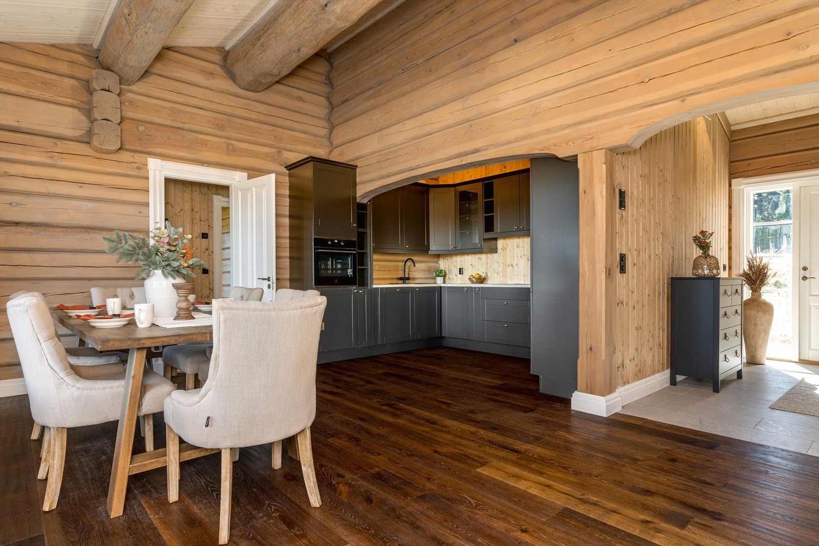 Kjøkkenet og spisestuen utgjør et sosialt rom med plass til en stor spisegruppe. Galleribilde