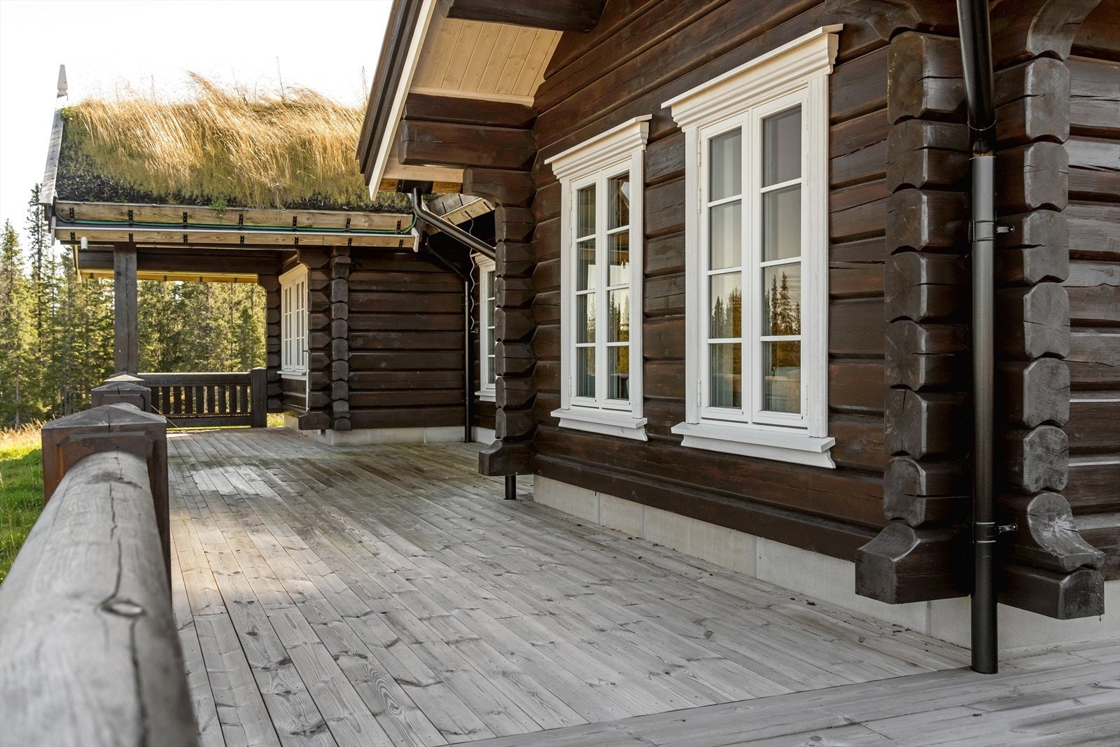 Terrassen er på ca. 100 kvm og strekker seg rundt store deler av hytta. Galleribilde