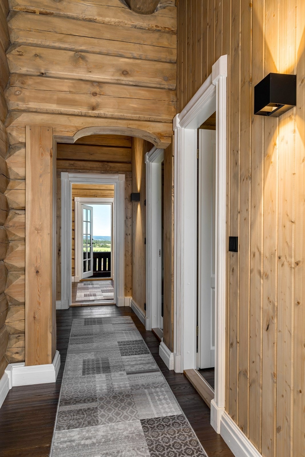 Soveromsfløy med inngang til 3 av hyttas soverom samt bad. Galleribilde