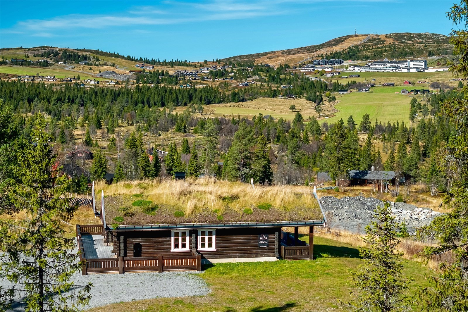Eiendommen er omringet av nydelig natur, vid utsikt og med nærhet til Storefjell. Galleribilde