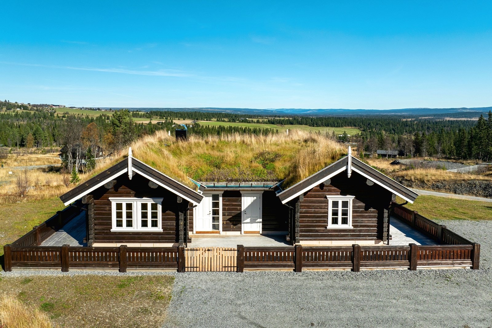 Tomten er på ca. 1.8 mål med god plass til parkering og flere muligheter. Galleribilde