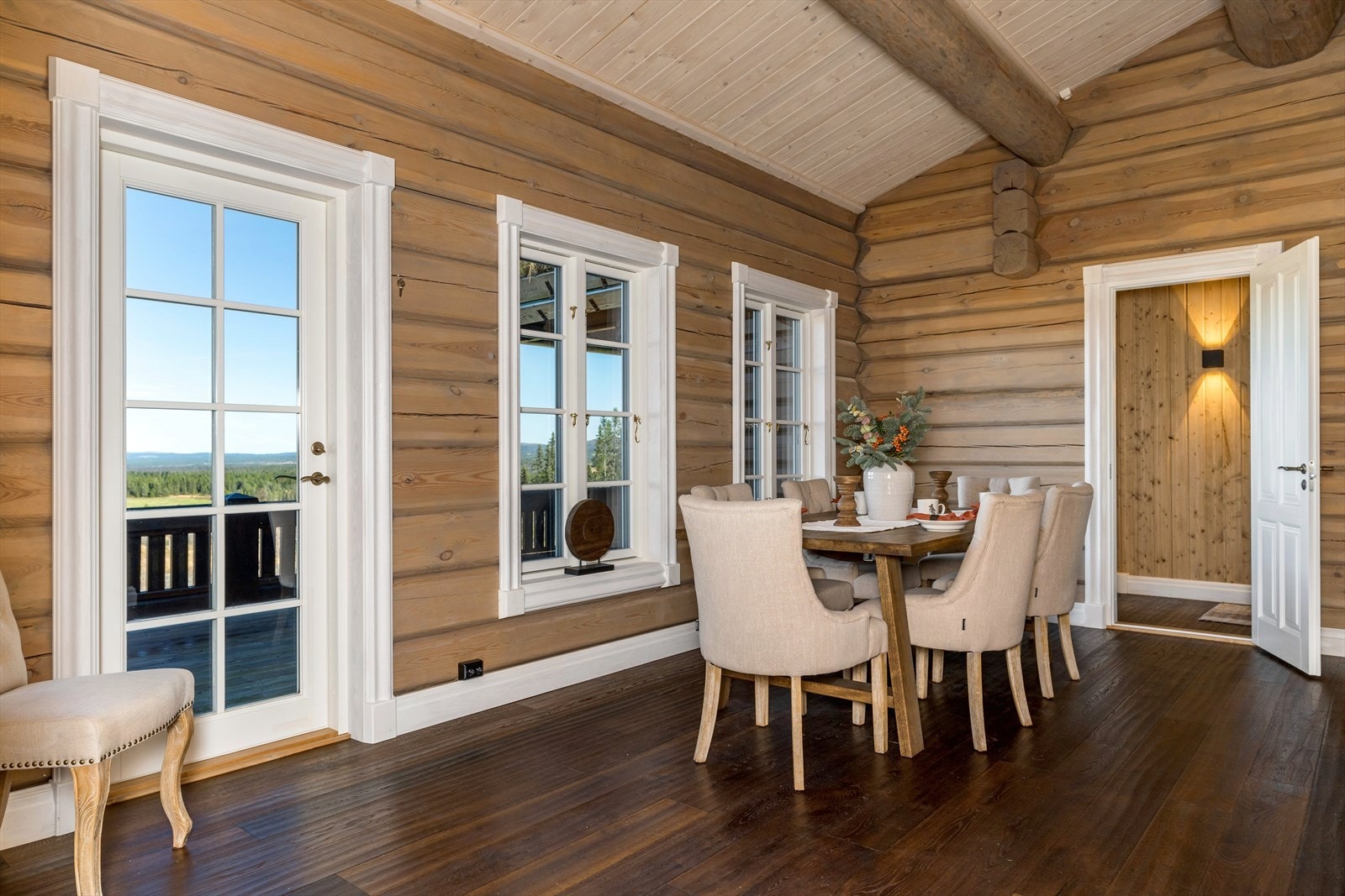 Fra spsiestuen er det utgang til terrassen. Galleribilde