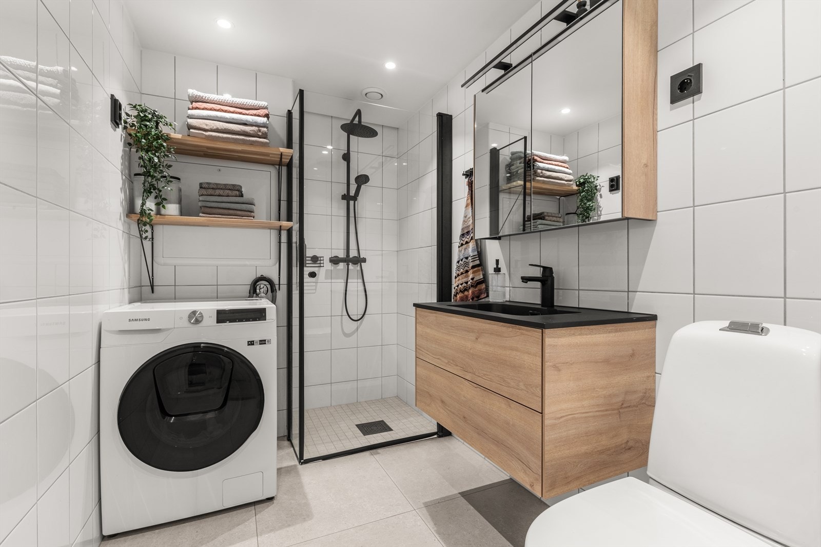 Lekkert og moderne innredet. Badet har flislagte vegger og gulv med gulvvarme. Galleribilde