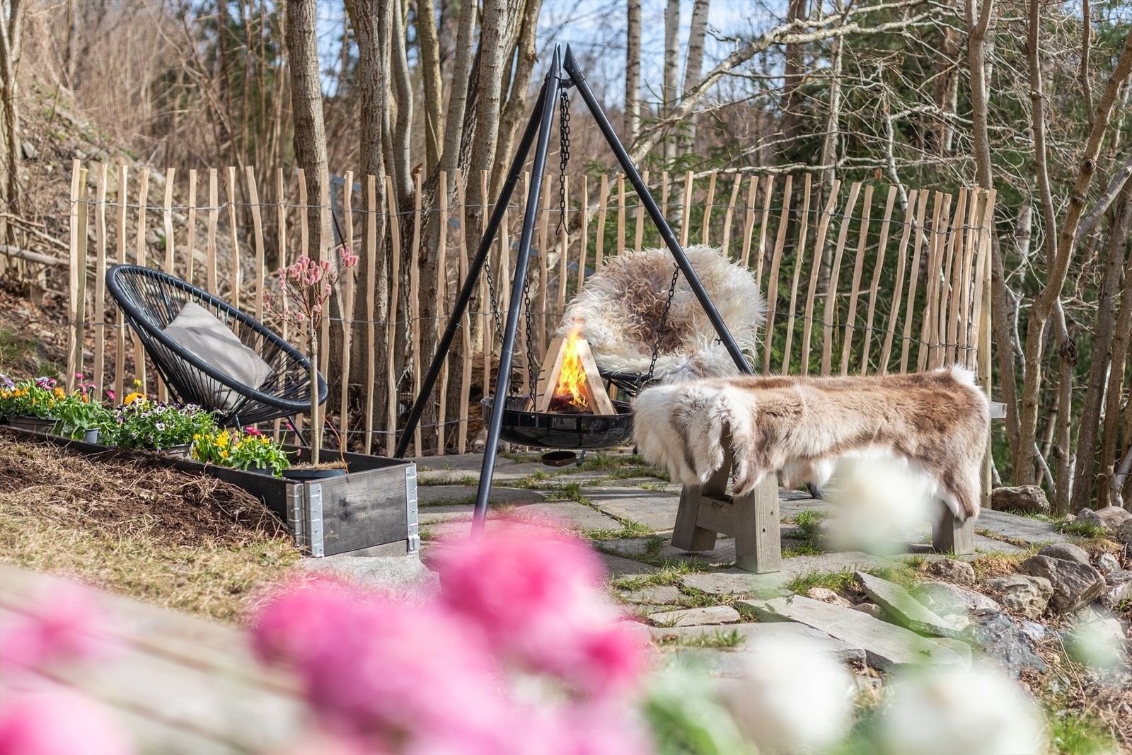 Uteområde er delt opp i flere soner med bl.a en bålpanne som skaper ekstra god stemning. Galleribilde