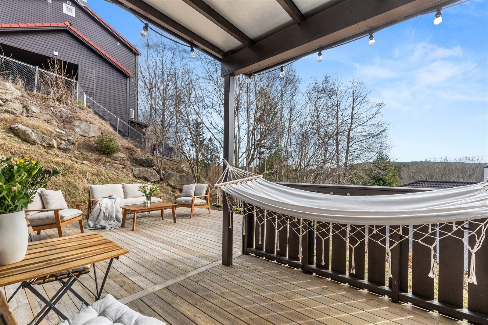 En platting på hele 28 kvadratmeter fungerer som en oase omringet av naturskjønn utsikt. Galleribilde