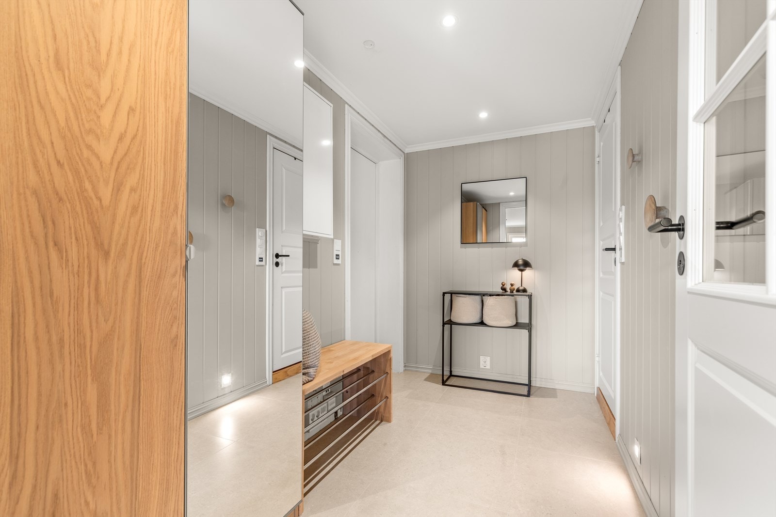 I 2025 er det lagt varmekabler og fliser på gulv i entré. Galleribilde