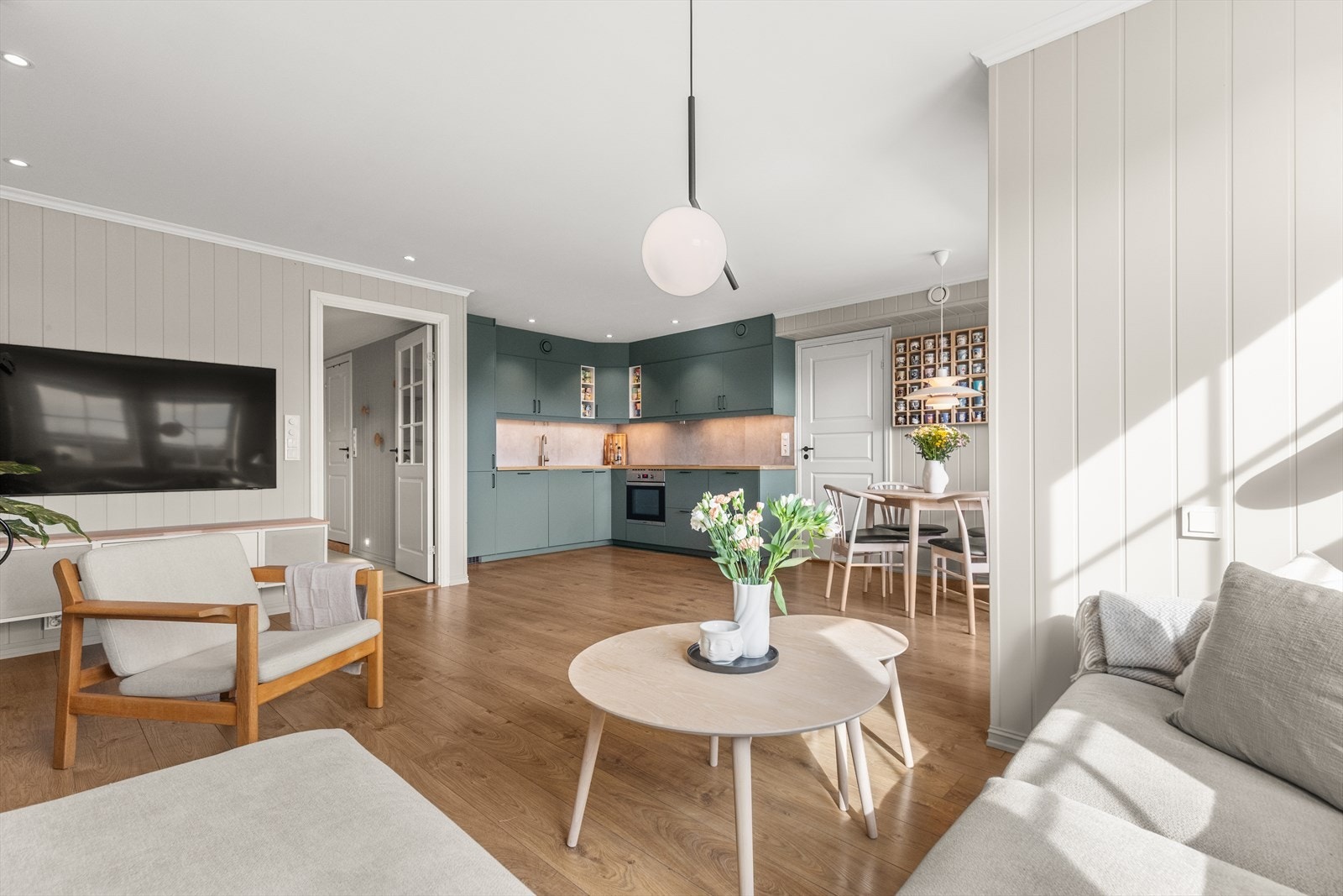 Rommet har en praktisk planløsning som gir enkle innredningsmuligheter for en stor sofagruppe/TV-stue og et stort spisebord i nærheten av kjøkkenet. Galleribilde