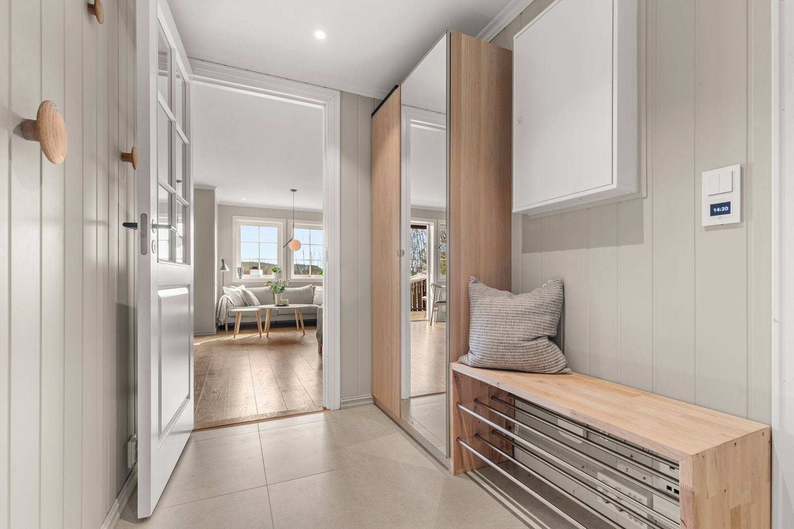 For i entréen legger man umiddelbart merke til den gode planløsningen der alle rom bindes sammen og hver kvadratmeter utnyttes godt. Galleribilde