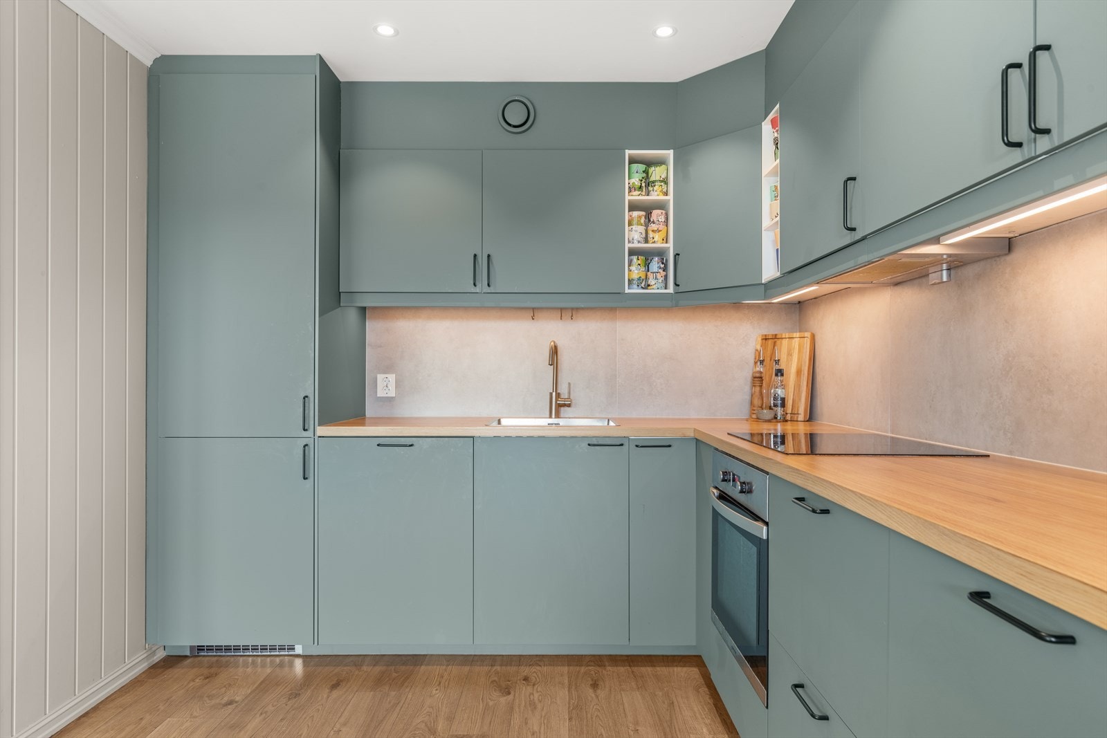 Av integrerte hvitevarer er det platetopp, stekeovn, oppvaskmaskin og kjøl-/fryseskap. Alt av god kvalitet med både komfyrvakt og waterguard. Galleribilde