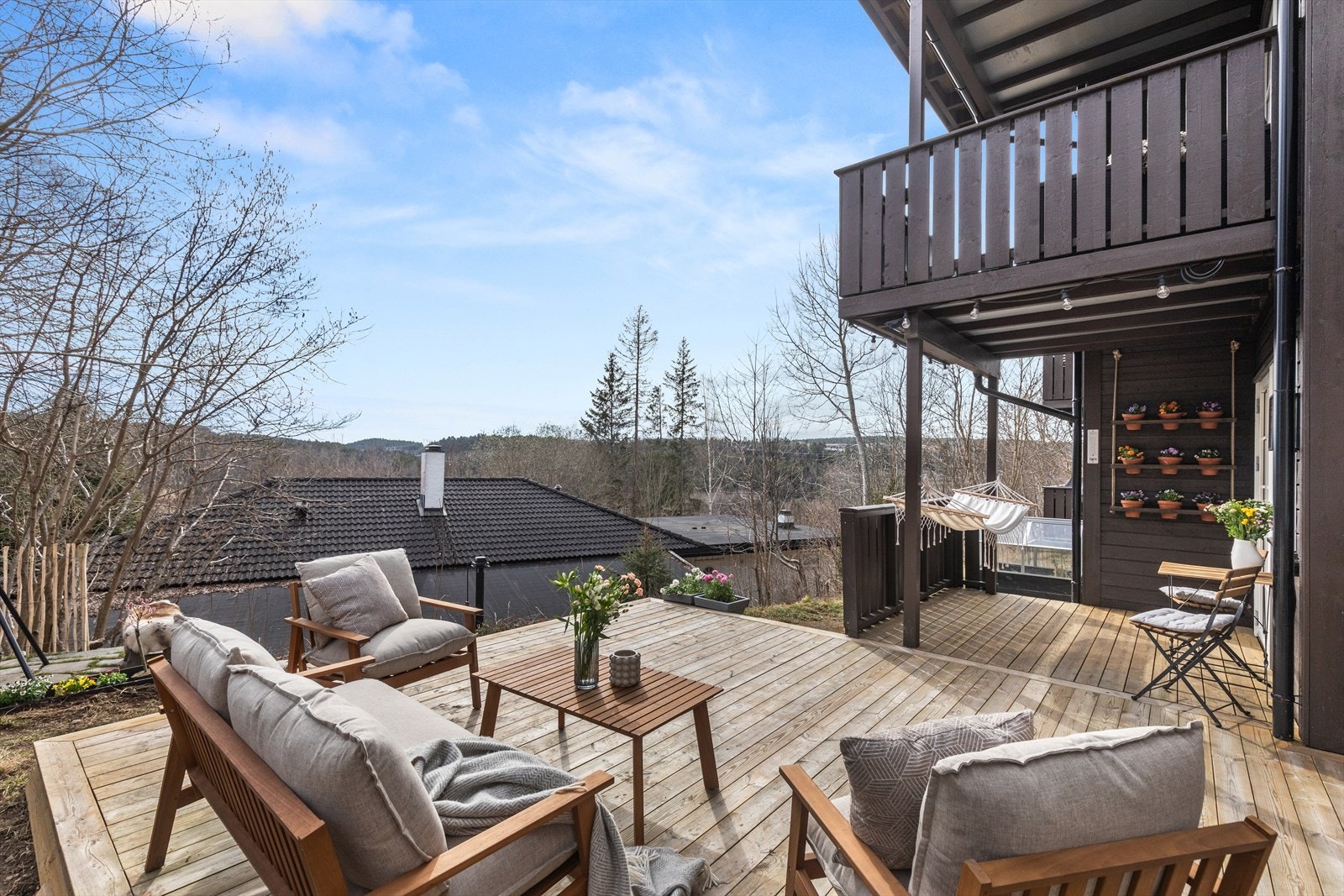 Den sydøstvendte terrassen er på hele 28 kvm Galleribilde