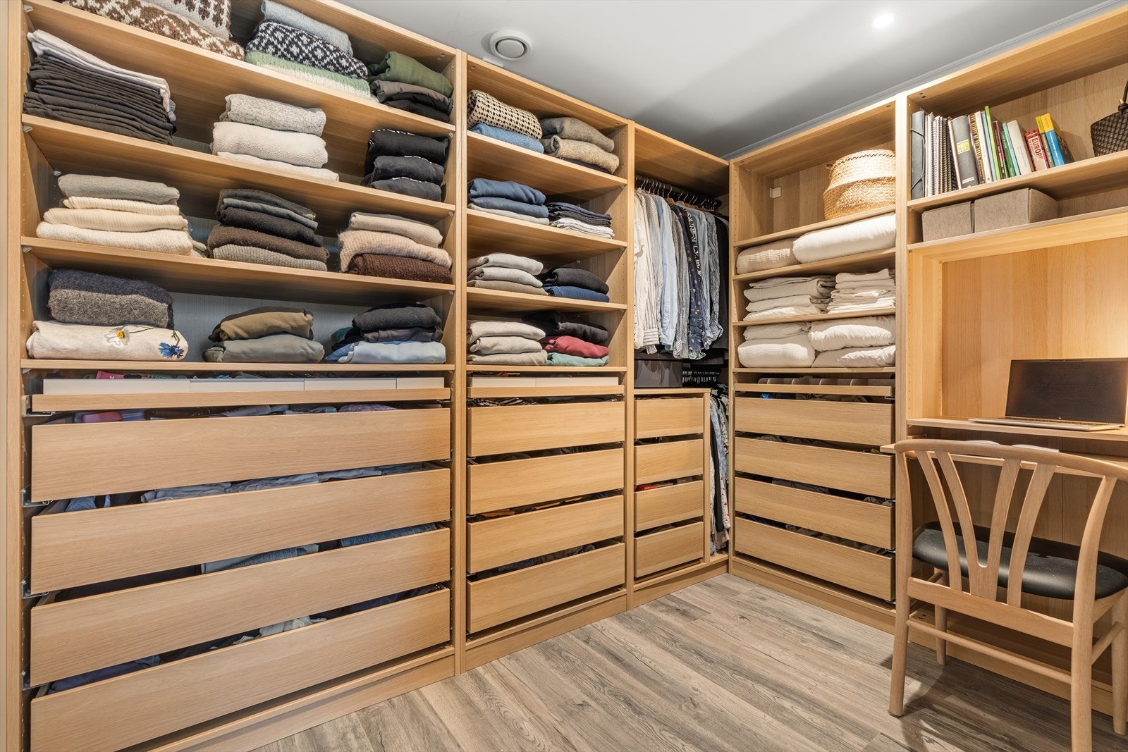 Den perfekte garderoben kan gjøre morgenen veldig mye enklere og hjelpe deg å holde oversikt. Med et klesskap som passer dine behov perfekt, vil du få bedre oversikt over alt du har, bruke mindre tid på å finne frem klær på morgenen og det blir mindre rot Galleribilde