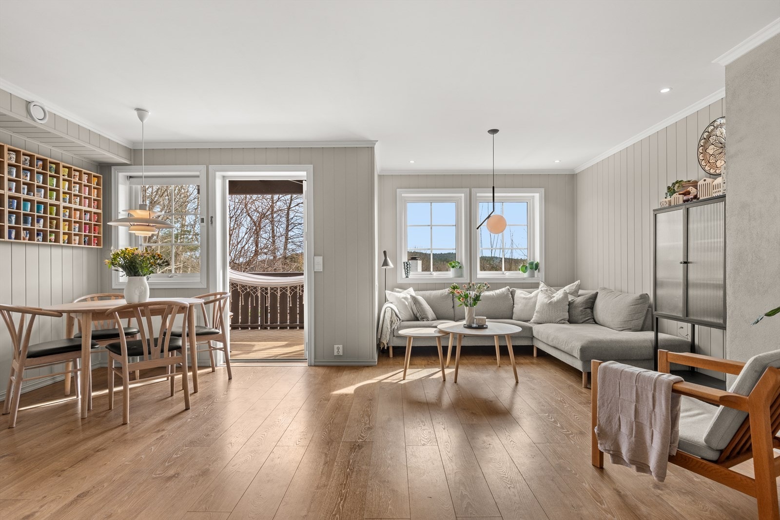 Hver eneste lille krok i rommet blir lyst opp av de store vinduene. Galleribilde