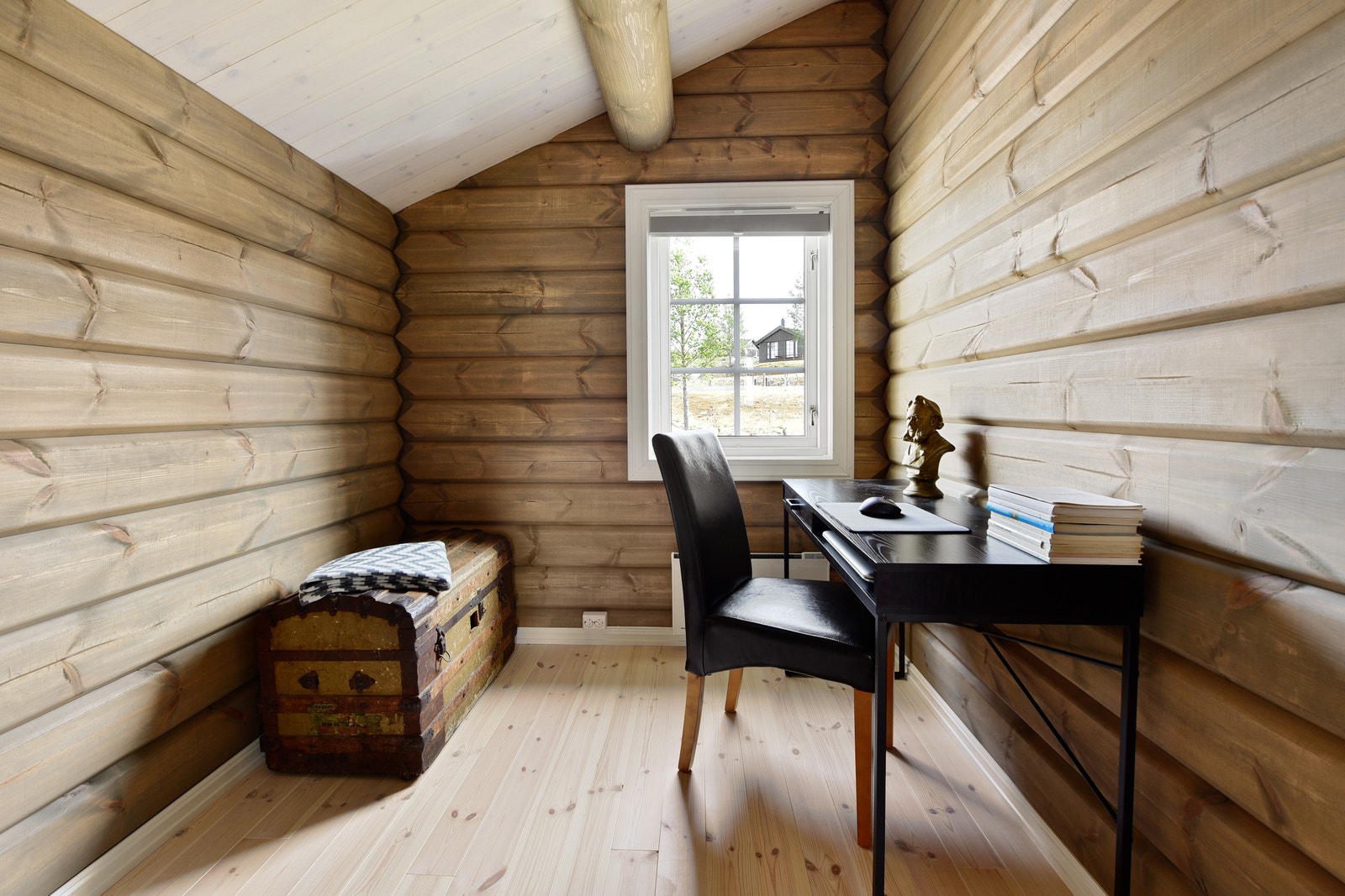 Soverom oppe i oppstuen. Her vist som hyttekontor.
Foto fra et prosjekt der modellen er bygget med tilpasninger etter kundeønske, bla. er hytta speilvendt. Galleribilde