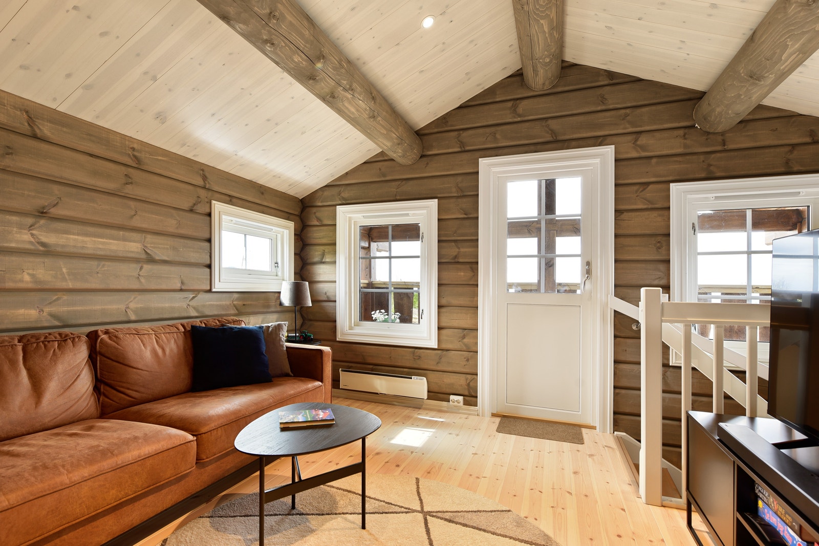 Oppe på plan 2 er det en lofttstue på 14 kvm og to soverom.
Foto fra et prosjekt der modellen er bygget med tilpasninger etter kundeønske, bla. er hytta speilvendt. Galleribilde