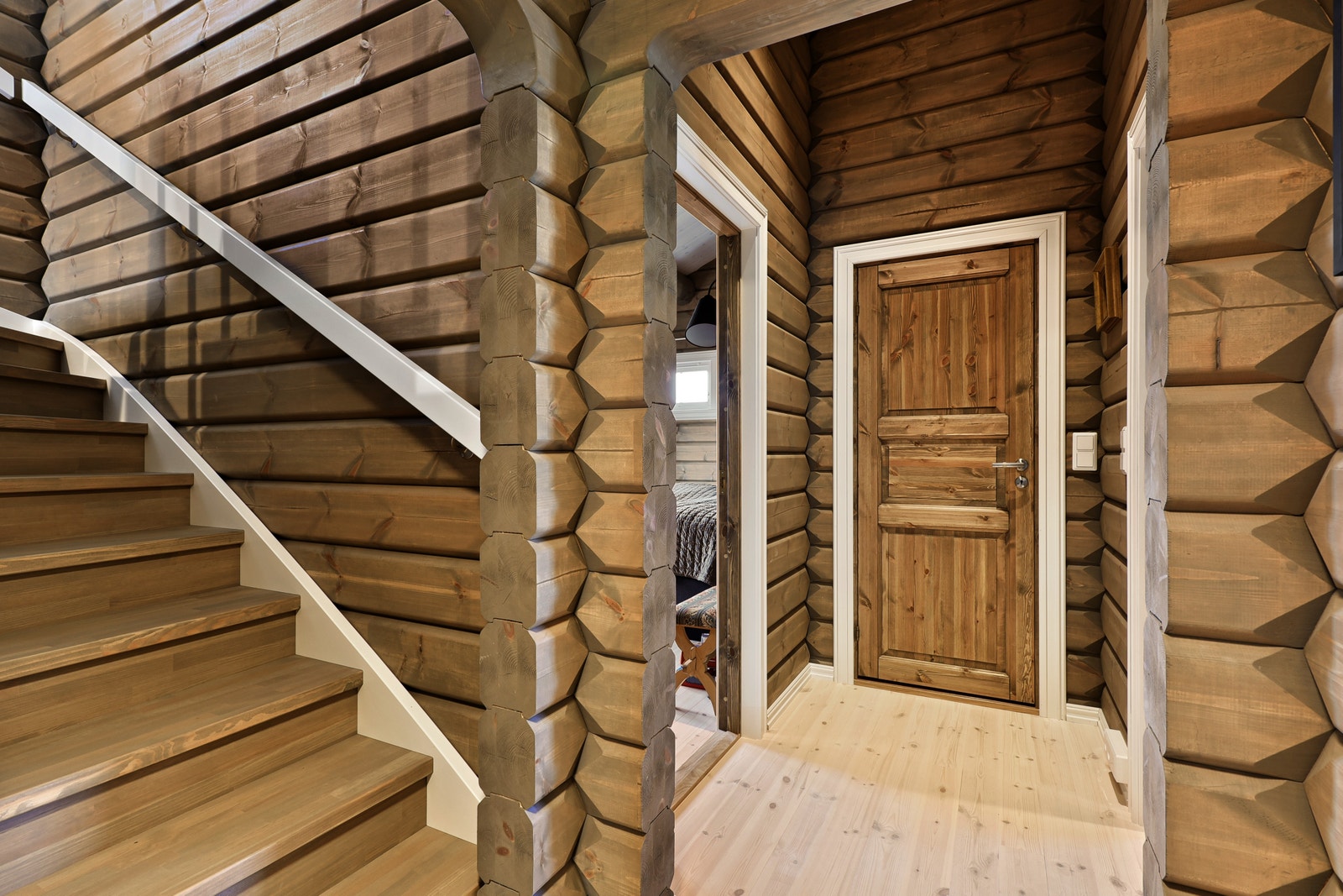 Trappa ligger rett frem for inngangsdøren og det er gjort rom for en praktisk bod i tilknytning til denne.
Foto fra et prosjekt der modellen er bygget med tilpasninger etter kundeønske, bla. er hytta speilvendt. Galleribilde