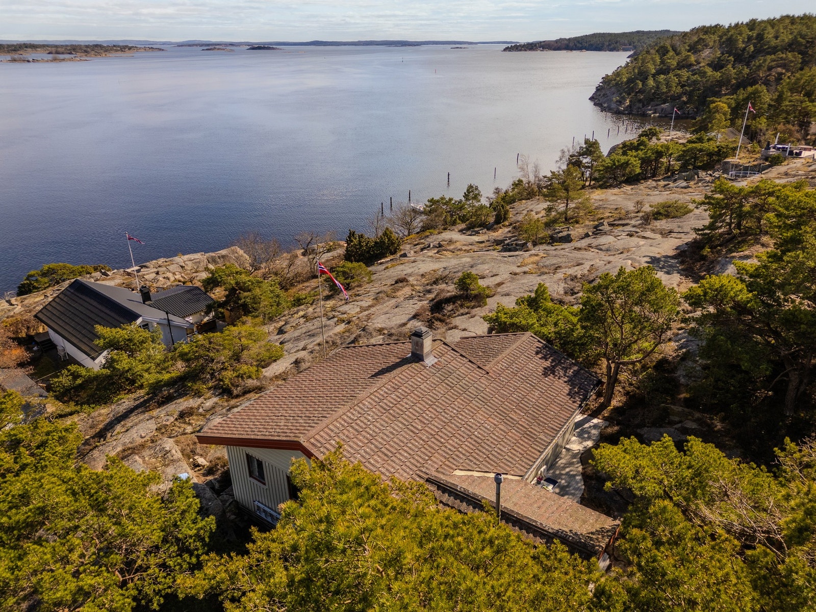 Hytta ligger høyt i terrenget og har fri siktlinje over hyttene nedenfor Galleribilde