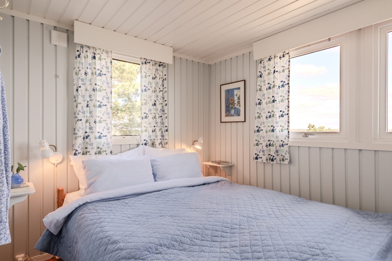 Hytta har 2 soverom, her hovedsoverommet med gode muligheter for skapplass Galleribilde