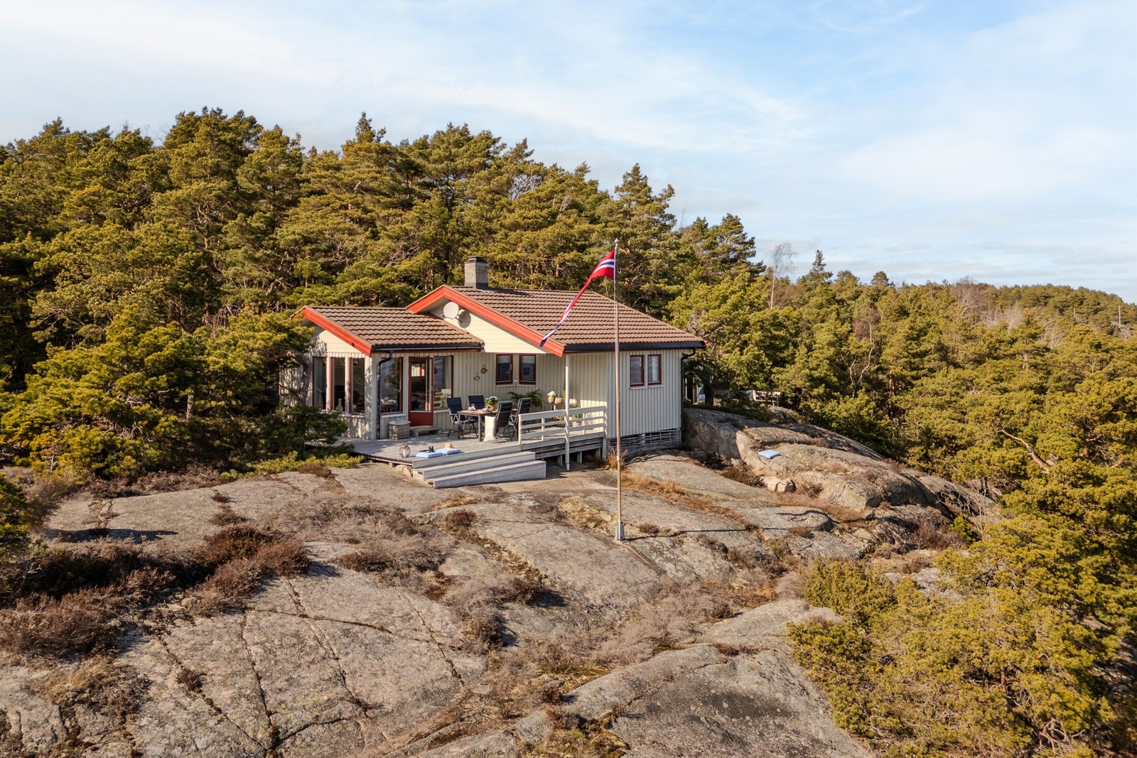 Hytta fremstår godt ivaretatt og ligger høyt og usjenert til Galleribilde