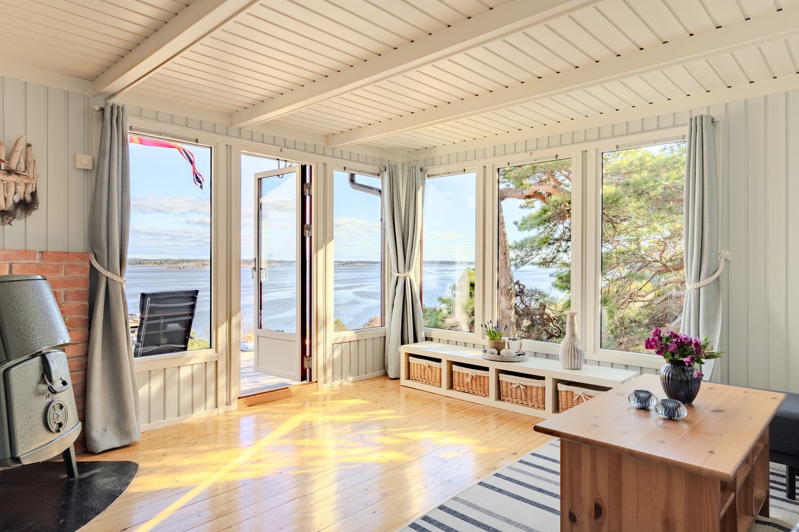 Fra stuen er det fantastisk utsikt gjennom store vindusflater Galleribilde